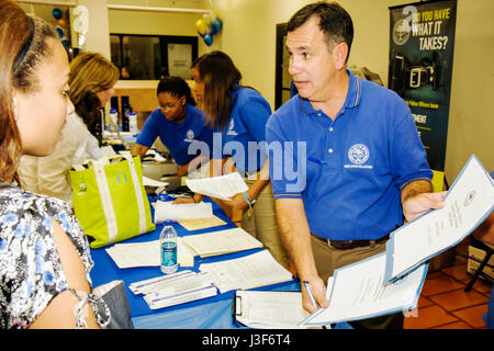 Miami Florida,Miami Dipartimento di polizia,reclutamento polizia Casa aperta,case,uomo ispanico uomini maschio,donna nera donne donne,ufficiale,richiedente,occupazione Foto Stock