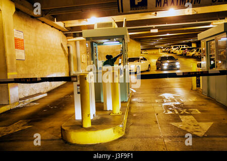 Miami Beach Florida, Sixth 6th Street, garage interno, cashier stand, cancello, uscita, interno, auto, automobili, veicoli, visitatori viaggio Foto Stock