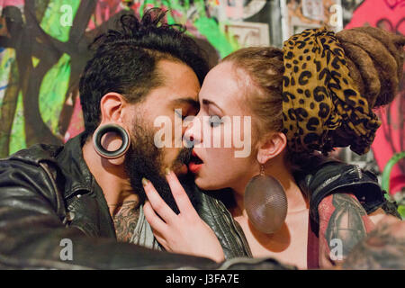 Affettuosa coppia giovane Foto Stock