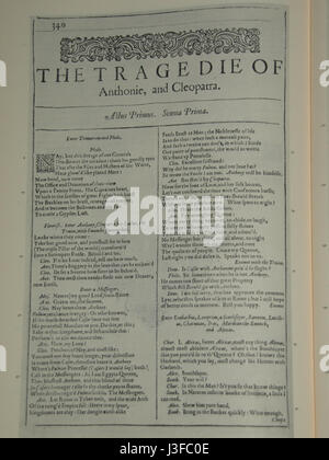 The First Folio of Shakespeare, una pubblicazione del 1623, è un'opera di riferimento nella conservazione delle opere di William Shakespeare. Questa copia può fare riferimento a una specifica edizione o raccolta. Foto Stock