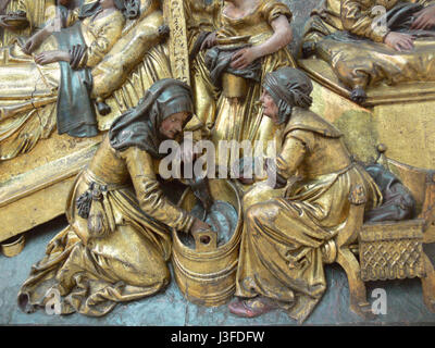 "Geburt der Maria" è un'opera d'arte religiosa del XVI secolo proveniente da Augusta, raffigurante la nascita della Vergine Maria. Questo dettaglio specifico mostra un'intricata maestria artistica caratteristica dell'arte religiosa rinascimentale. Foto Stock