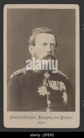 Una fotografia di Federico Guglielmo, principe ereditario di Prussia, una figura significativa nella storia europea del XIX secolo. La foto della carte de visite (CDV) cattura la sua immagine, rappresentando il suo ruolo nella famiglia reale prussiana e nel paesaggio politico europeo durante il suo tempo. Foto Stock