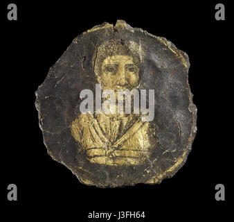 Un ritratto fatto di finto vetro d'oro, ospitato nel British Museum. Risale al XIX secolo, catalogato come 1847.0824.2. L'opera d'arte è probabilmente un pezzo storico realizzato utilizzando tecniche di vetro d'oro imitative. Foto Stock