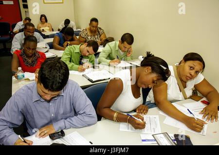 Miami Florida,Miami Dipartimento di polizia,reclutamento polizia Casa aperta case casa casa casa abitazione residence,multiculturale,neri neri africani,ispanico L Foto Stock