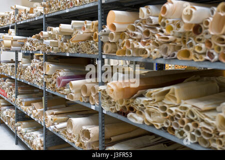 Camere di archivio con antica carta arrotolata mappe. Foto Stock