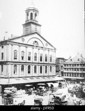 Faneuil Hall di Boston, Massachusetts, è un edificio storico noto per il suo ruolo nella storia americana, che funge da mercato e successivamente da sala riunioni durante la rivoluzione americana. Foto Stock