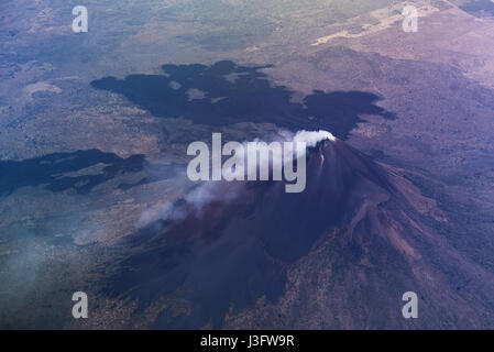 Vulcano con fumo nel cratere vista aerea. Vulcano Momotombo nel paesaggio del Nicaragua Foto Stock