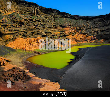 El Golfo, Lago de los Clicos, Charco verde, verde laguna, isola di Lanzarote, Isole Canarie. Foto Stock