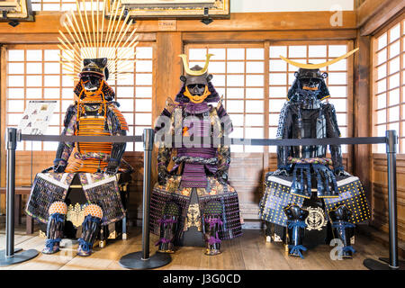 Giappone, Ehime Uwajima castello, AKA Tsurushima-jo. Tre le tute del samurai armour sul display nella principale tenere, tenshu. Foto Stock