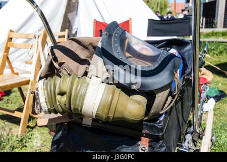 Saluto alla 40's rievocazione evento. Maschera a gas per il bimbo attaccato al contenuto della PRAM. Foto Stock