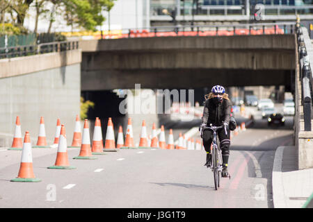 Londra, Inghilterra - Aprile 30, 2016: Un ciclista a Blackfriars sottopassaggio di Londra il terrapieno. La strada principale Junction, doppiato un 'autostrada urbana' assortiti Foto Stock