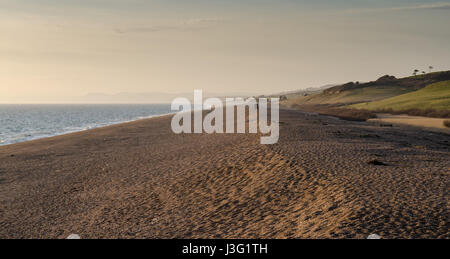 Luce della Sera sulla banca di ciottoli di Chesil Beach a Abbotsbury nel Dorset, sull'Inghilterra del Jurassic Coast. Foto Stock