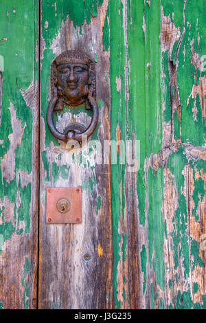 Faraone egiziano respingente porta su una porta di legno. Foto Stock