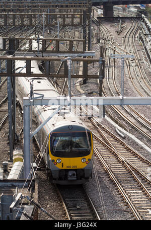 Londra, Inghilterra - 1 Maggio 2016: A Heathrow Connect Classe 360 passeggero elettrico treno attraversa punti traccia su un approccio a Londra Paddington Railway Foto Stock