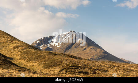 Le montagne che si eleva al di sopra Bridge of Orchy nel west Highlands della Scozia. Foto Stock