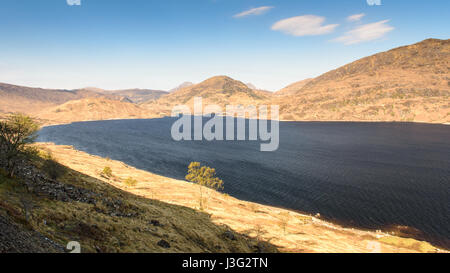 Loch Treig serbatoio sotto montagne di Nevis massiccio in West Highlands della Scozia, come osservata dal West Highland linea ferroviaria. Foto Stock