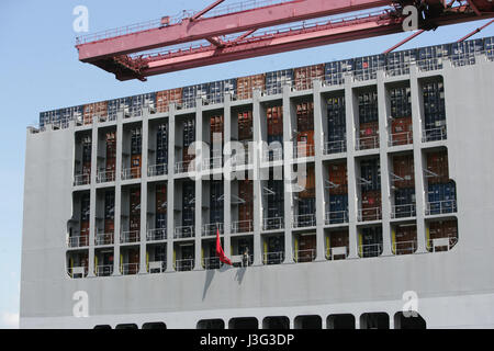 Contenitori impilati su una nave pronta per essere trasportati. Foto Stock