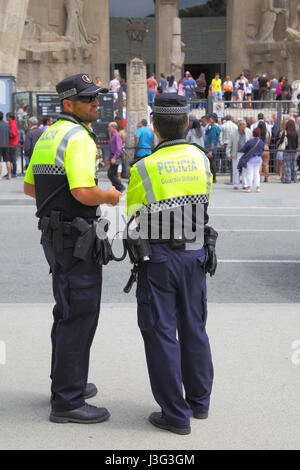 Barcellona, Spagna - 09 Giugno 2011: pattuglia di polizia vicino all'ingresso principale della Sagrada Familia a Barcellona Foto Stock
