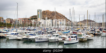 Alicante, Spagna - 01 Giugno 2014: Lotti yacht e barche nel porto di Alicante Foto Stock