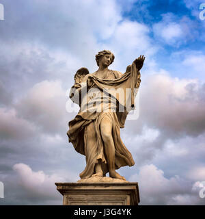 Angelo con il Sudarium (il velo della Veronica) sul ponte Aelian in Roma, Italia Foto Stock