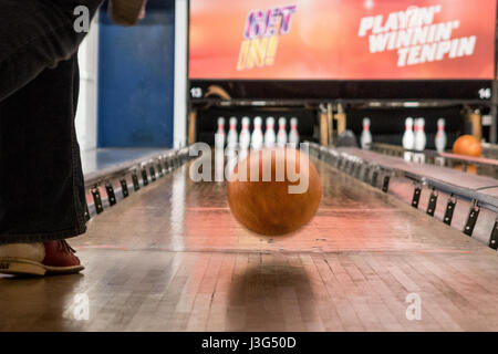 Bowling palla verso birilli su ten pin bowling Foto Stock