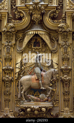 Statua equestre di San Giacomo il grande dal Barocco spagnolo scultore Alonso de Mena il retablo de Santiago matamoros (altare di San Giacomo Moorslayer) nella Cattedrale di Granada (Catedral de Granada) a Granada, Andalusia, Spagna. Foto Stock