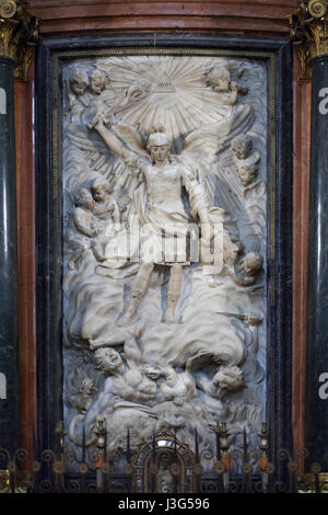 L'arcangelo Michele quando sconfiggeva il diavolo. Rilievo marmoreo nella Cattedrale di Granada (Catedral de Granada) a Granada, Andalusia, Spagna. Foto Stock