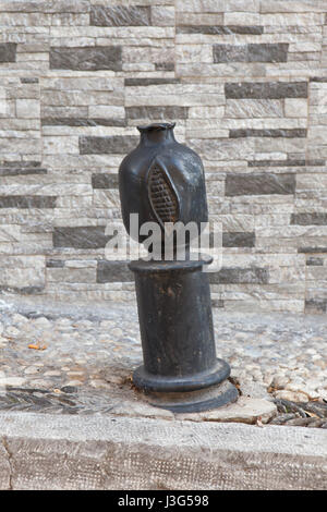 Street bollard nella forma di melograno in El Albaycin distretto in Granada, Andalusia, Spagna. Foto Stock