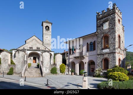 Piazza I Gennaio (!st gennaio Square)con S. Donato chiesa sulla sinistra. Carpugnino, Italia Foto Stock