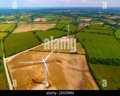 Vista aerea di turbine eoliche vicino a Sainte Pazanne, Loire Atlantique, Francia Foto Stock