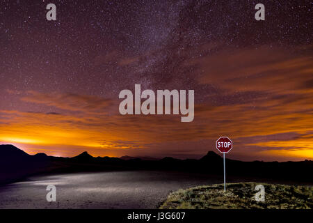 Strada deserta con Stop, deserto dell Arizona USA Foto Stock