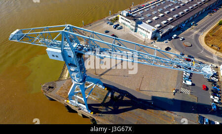 Vista aerea di una gru portuale sulla città di Nantes isola, Loire Atlantique, Francia Foto Stock