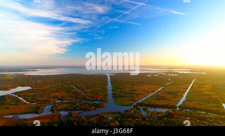 Vista aerea del Grand-lieu lago in autunno, vicino a Nantes, Loire Atlantique, Francia Foto Stock