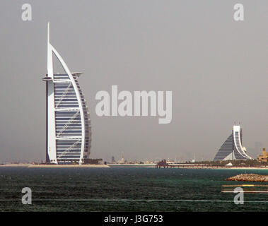 Il famoso Burj Al Arab hotel (sinistra) e Jumeirah Beach Hotel (a destra) come visto dal mare. La nebulosità è così pesante che lo skyline della città è mostl Foto Stock