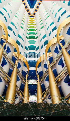 Guardando verso l'alto all'interno del 'sail' dalla lobby al Burj Al Arab Hotel in Dubai. Foto Stock