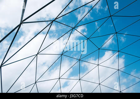Soffitto astratto costruzioni di metallo sul cielo blu sullo sfondo. Esterno dell'agricoltura in serra Foto Stock