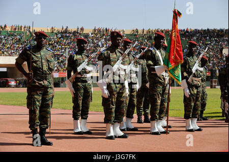 Il Burkina Faso, soldato armato in parata in stadio di Ouagadougou / BURKINA FASO, bewaffnete Garde bei einer Parade im Stadium di Ouagadougou Foto Stock