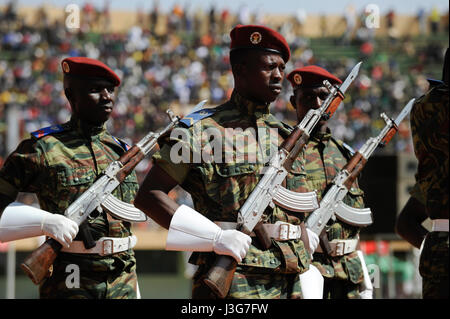 Il Burkina Faso, soldato armato in parata in stadio di Ouagadougou / BURKINA FASO, bewaffnete Garde bei einer Parade im Stadium di Ouagadougou Foto Stock