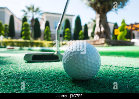 Mini golf in scena con la palla e club. Giornata di sole al parco del resort Foto Stock