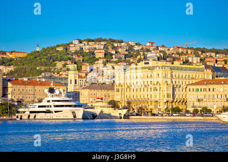 Città di Rijeka waterfront barche e architettura, vista sul golfo del Quarnero, Croazia Foto Stock