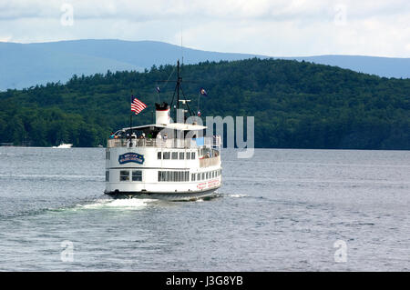 Lago Winnipesaukee da sbarramenti Beach, NH La MS Mt. Washington sul lago. Foto Stock