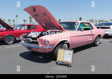 Buena Park, Stati Uniti d'America - 30 Aprile 2017: Rosa Ford Mustang Hardtop 1967 1a generazione sul display durante la favolosa guadi per sempre Foto Stock