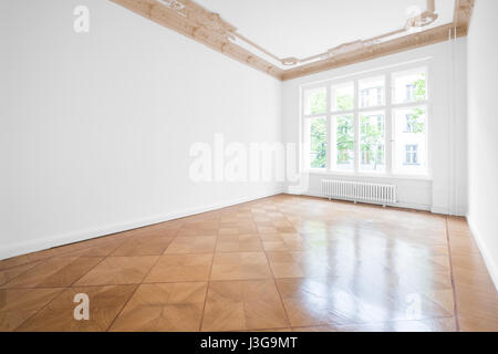 Stanza vuota con pavimento in parquet e soffitto in stucco - Nuovo appartamento in edificio storico Foto Stock