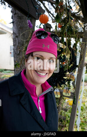 Attraente donna sorridente con cappello rosa e camicia. St Paul Minnesota MN USA Foto Stock