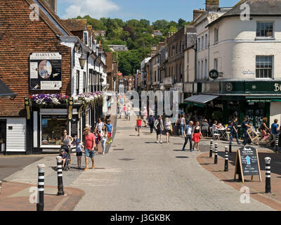 Occupato Lewes pedonalizzata Cliffe High Street con i suoi negozi e dello shopping in una giornata di sole in estate, Lewes, East Sussex, England, Regno Unito Foto Stock