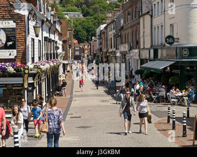 Occupato pedonalizzata Cliffe High Street con i suoi negozi e dello shopping in una giornata di sole in estate, Lewes, East Sussex, England, Regno Unito Foto Stock