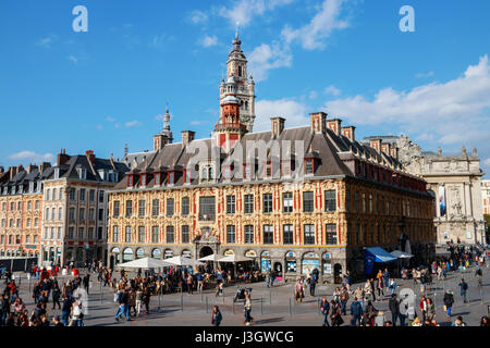 Vista della Place du General de Gaulle con turisti non identificato e il La Vieille Bourse sotto un cielo nuvoloso. Lille, Francia Foto Stock