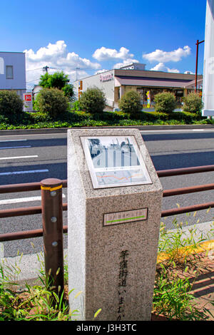 Colonna di pietra con il quadro storico e la mappa della strada in città Tachikawa Tokyo Giappone Foto Stock