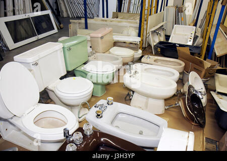 Miami Florida, Habitat for Humanity restore, vende materiali da costruzione donati, strumenti, elettrodomestici, arredamento per la casa, usato, wc, WC, bidet, idraulico, fixtu Foto Stock