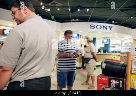 Miami Florida,Dolphin Mall,Sony Style Outlet,ispanico Latino etnico immigrati minoritari,adulti adulti uomo uomo maschio,shopping shopper sho Foto Stock